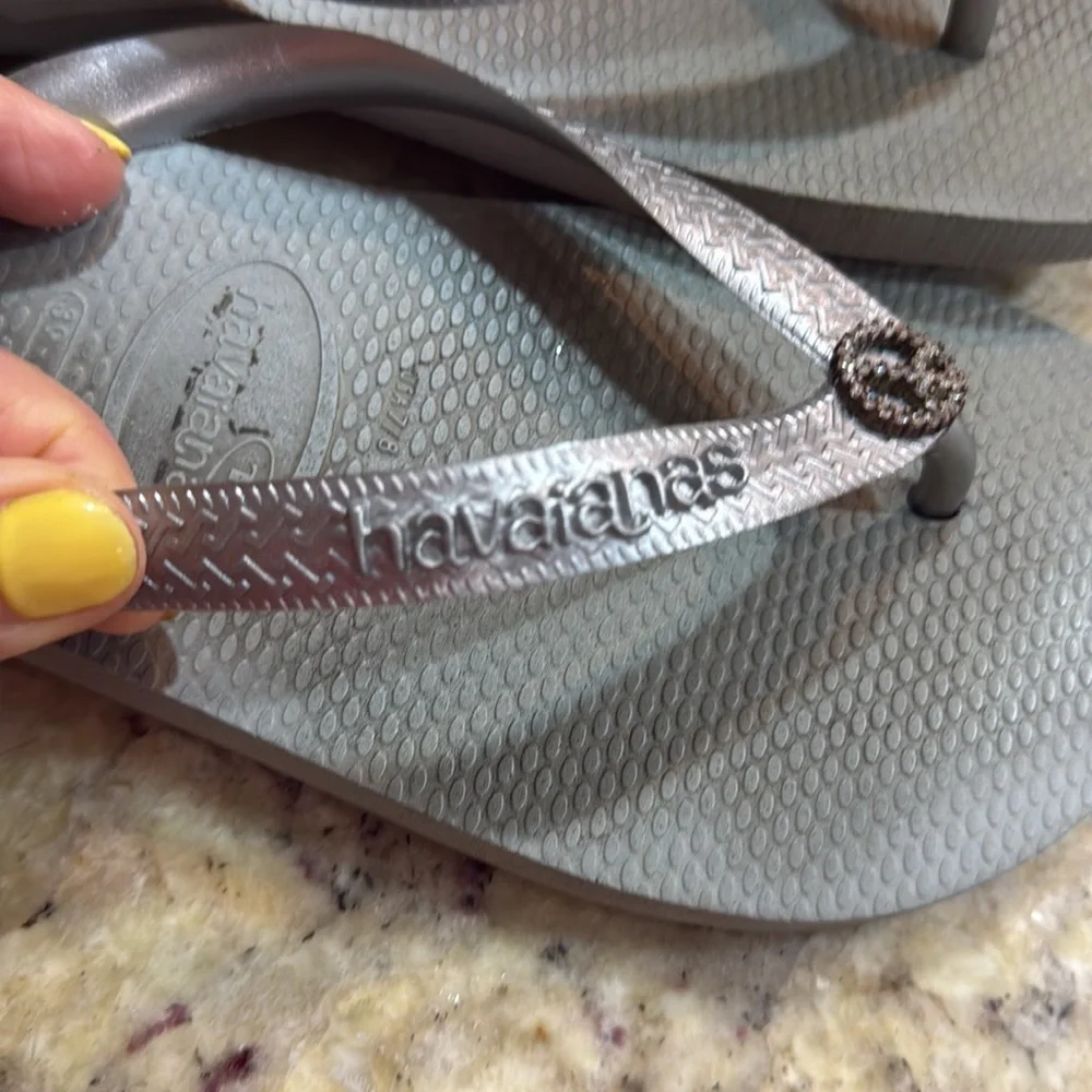 Havaianas Women’s Top Crystal Peace sign flip flops Silver Size 9/10